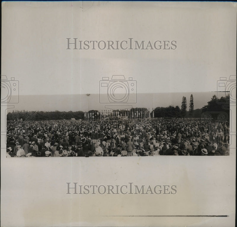 Load image into Gallery viewer, 1937 Press Photo Crowd at Bois de Vincennes for Peace in Europe - nef58148
