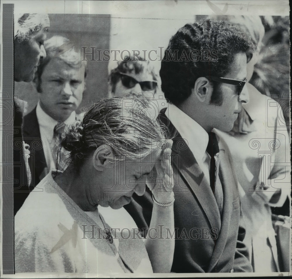 1969 Press Photo Mary Sirhan leaves Los Angeles hall of Justice in tears