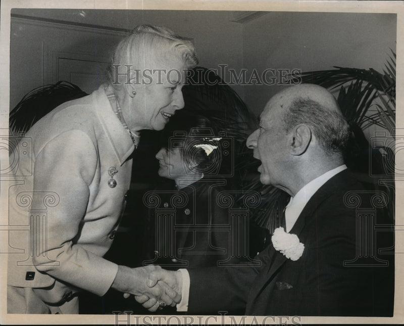 Load image into Gallery viewer, 1969 Press Photo Mrs.Robert C.Bean greets William Steinberg at Symphony Hall

