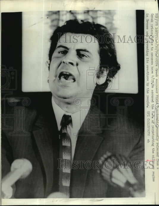 1970 Press Photo Greek Composed Mikis Theodorakis released form Greek prison
