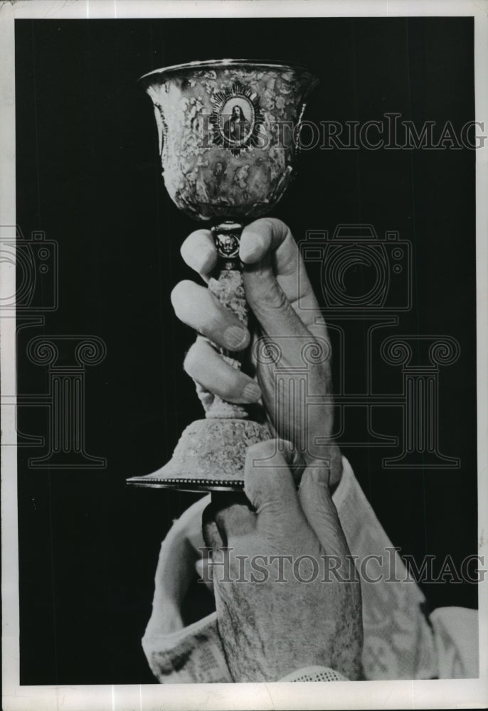 1966 Press Photo Chalice in Mass- Historic Images