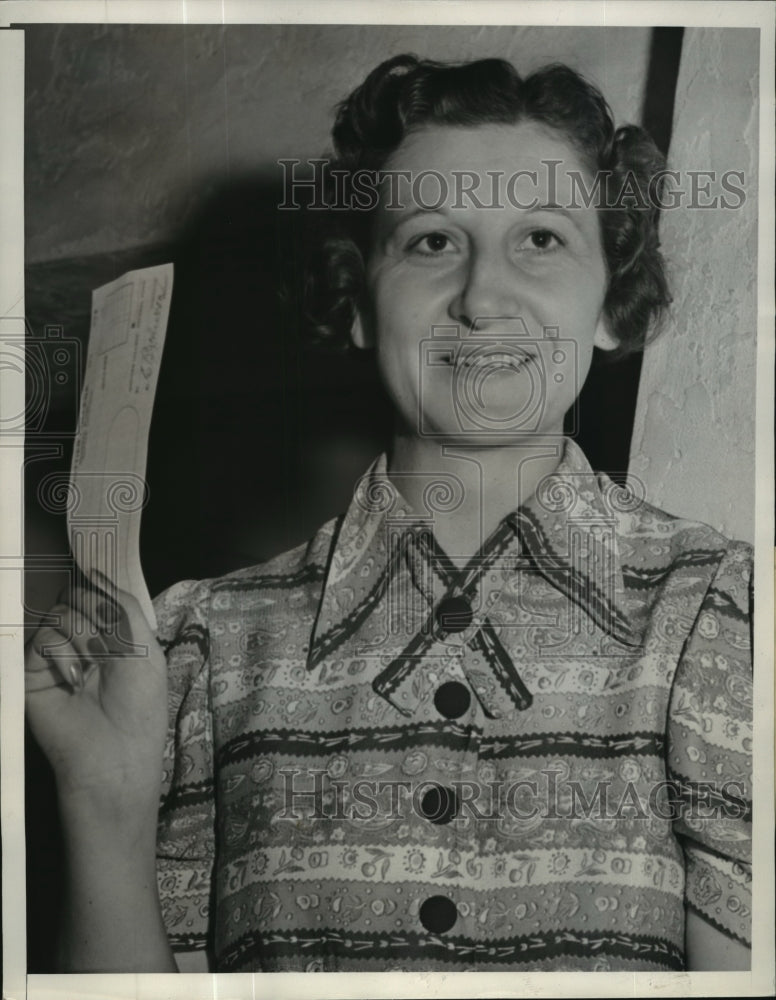1939 Press Photo Mamie Martin w Check Won at Theater, Whittier, California