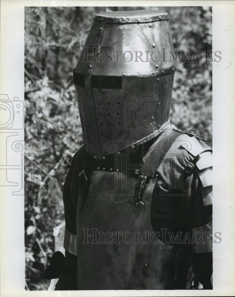Load image into Gallery viewer, Press Photo Man dressed up as a knight for an event - nef58368
