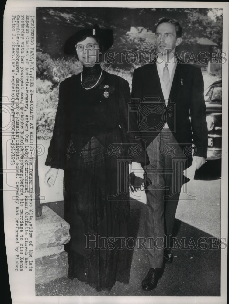1953 Press Photo Former Empress Zita, Archuduke Rudolph Hapsburg enter church