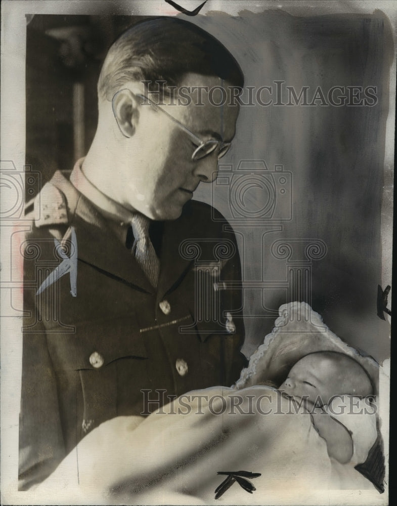 1943 Press Photo Prince Bernhard Holding Baby Princess Beatrix of Netherlands