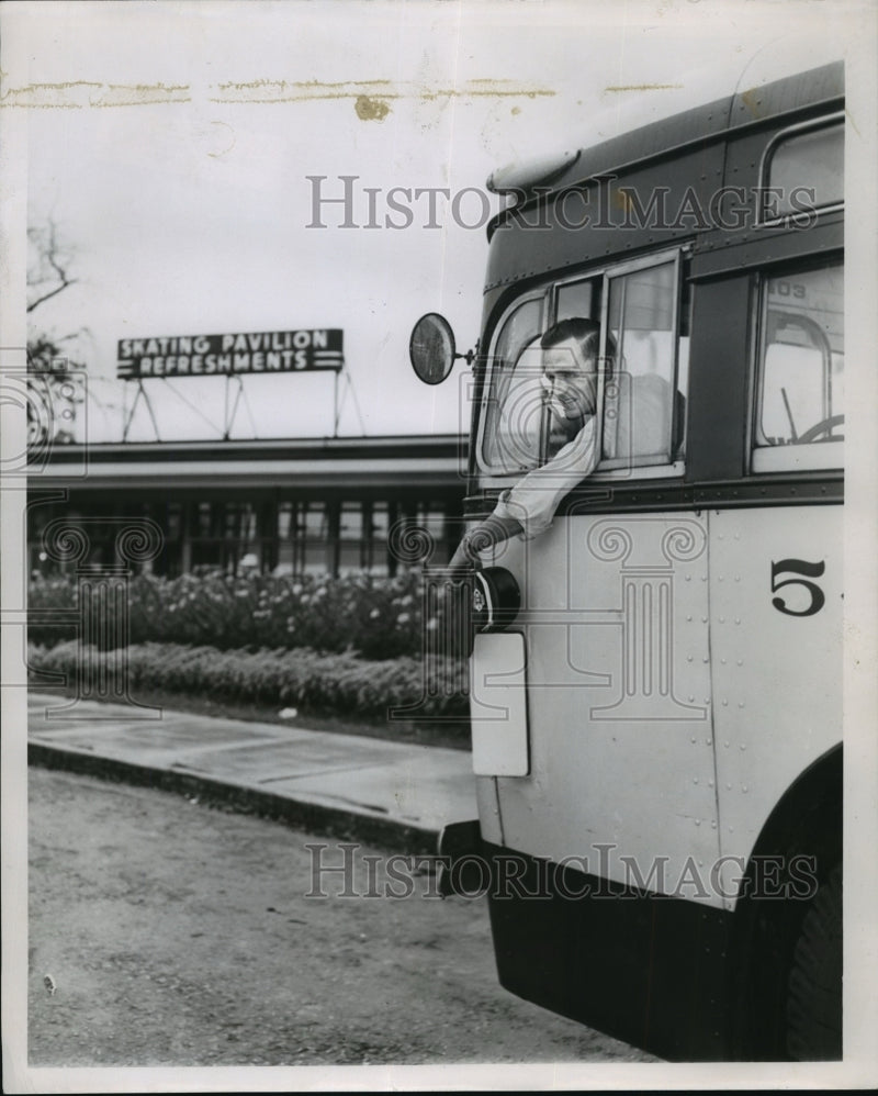 Load image into Gallery viewer, 1958 Press Photo Robert Gardner, Detroit Street Railways Employees - nef58743
