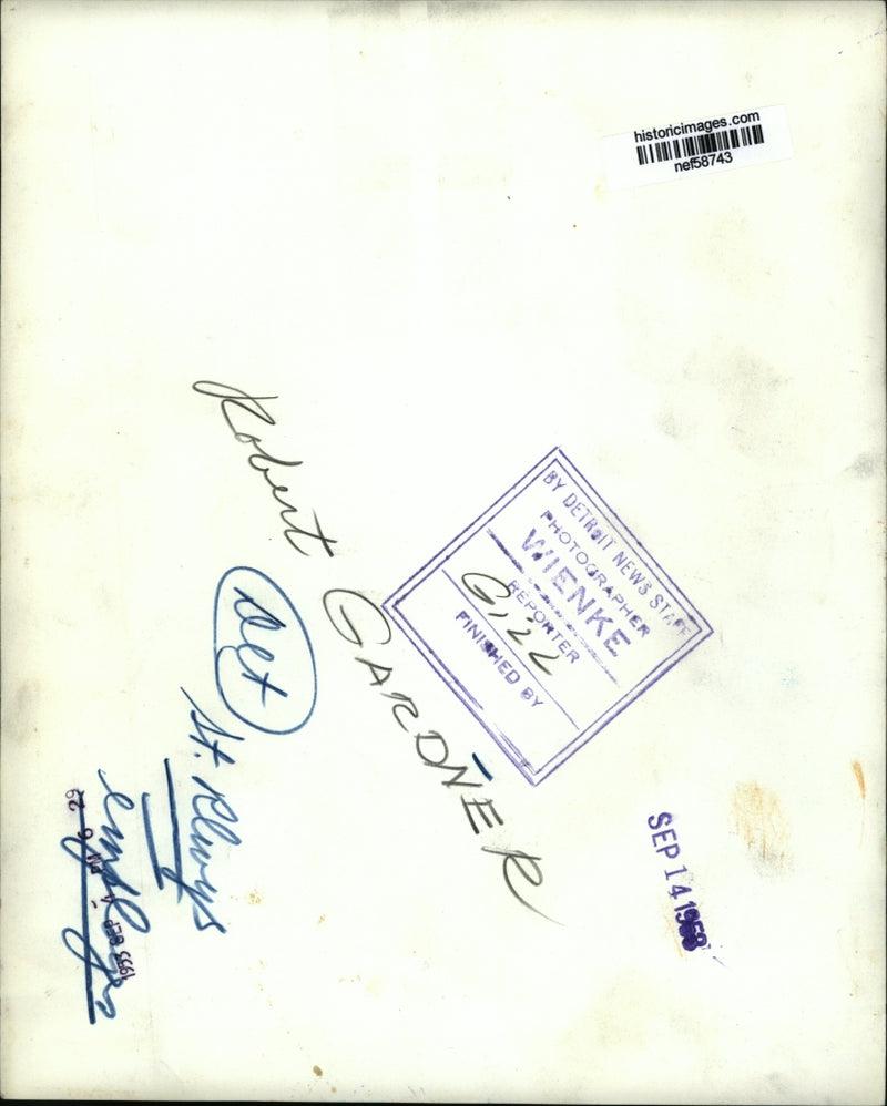 Load image into Gallery viewer, 1958 Press Photo Robert Gardner, Detroit Street Railways Employees - nef58743
