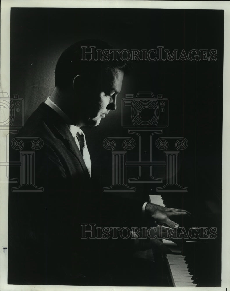Load image into Gallery viewer, 1975 Press Photo Arthur MacKenzie plays piano - nef58765

