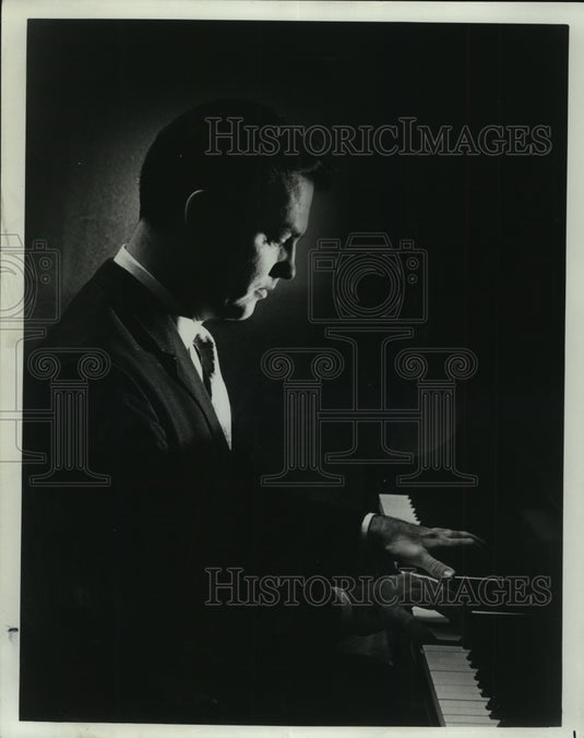 1975 Press Photo Arthur MacKenzie plays piano - nef58765