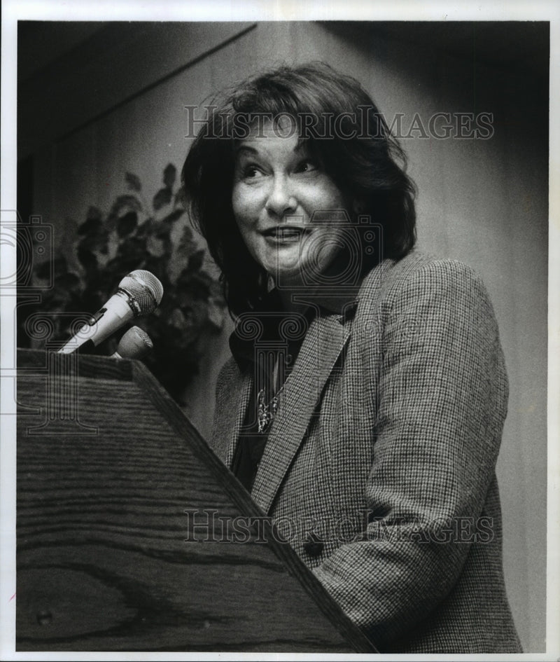 Load image into Gallery viewer, 1997 Press Photo Linda Marchiano talks to a full room of Brandeis students
