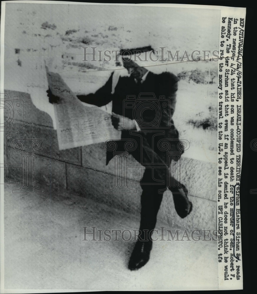 1969 Press Photo Sirhan Bishara Sirhan Sr. reads his son was condemned to death