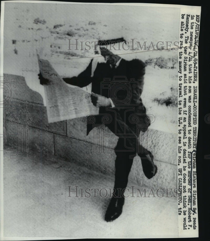 Load image into Gallery viewer, 1969 Press Photo Sirhan Bishara Sirhan Sr. reads his son was condemned to death
