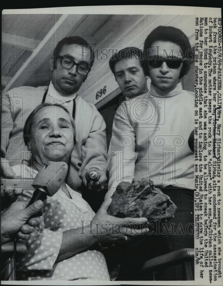 Load image into Gallery viewer, 1969 Press Photo Mary Sirhan displays a rock to newsmen - nef58903
