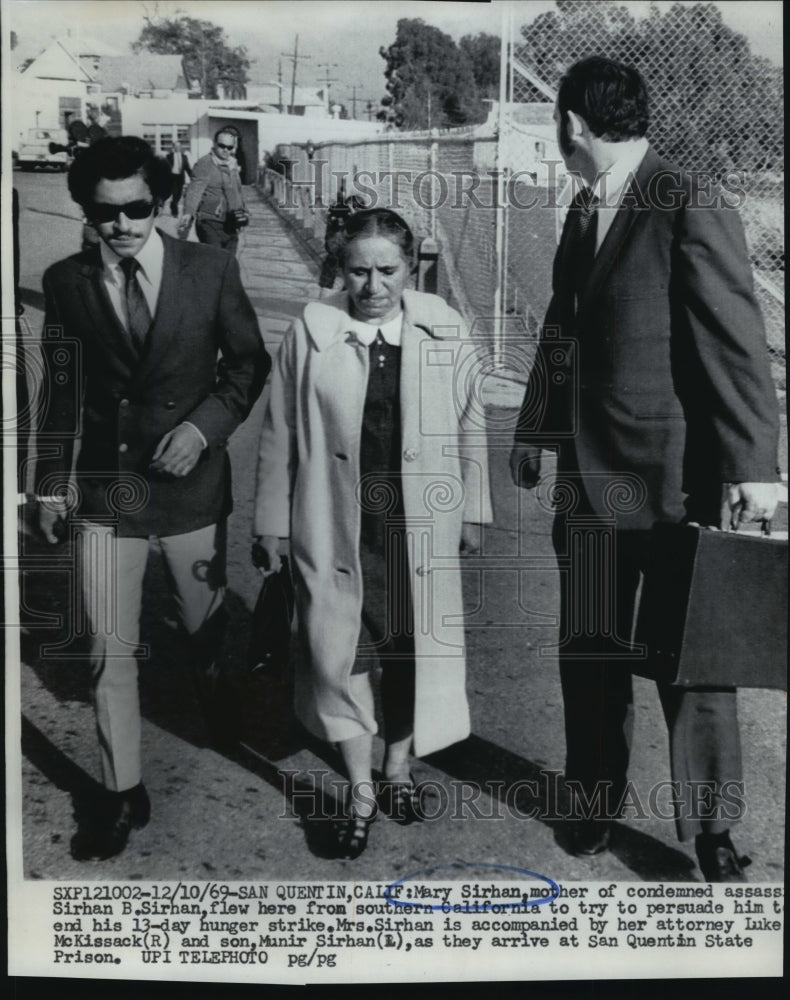 Load image into Gallery viewer, 1969 Press Photo Mary Sirhan in San Quentin to end her son's hunger strike
