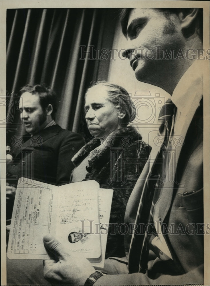 1970 Press Photo Luke McKissack holds passports of Mary Sirhan - nef58907