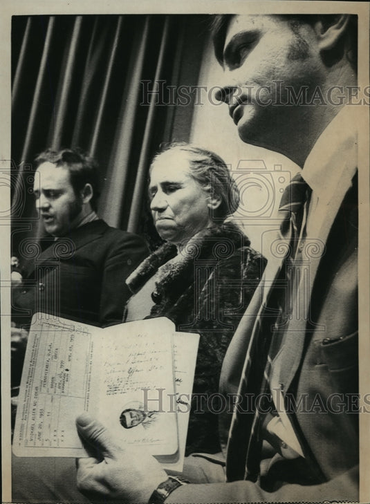 1970 Press Photo Luke McKissack holds passports of Mary Sirhan - nef58907