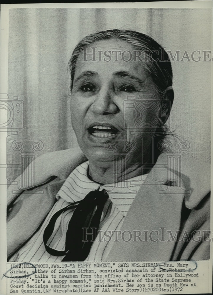 1972 Press Photo Mary Sirhan talks to newsmen from the office of her attorney