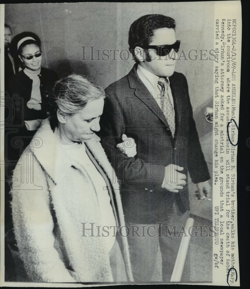 Load image into Gallery viewer, 1969 Press Photo Munir Sirhan walks his mother Mary into the courtoom
