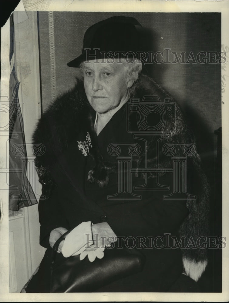 Load image into Gallery viewer, 1935 Press Photo Mrs. Andrew Carnegie arrives on the liner Aquitania - nef58971
