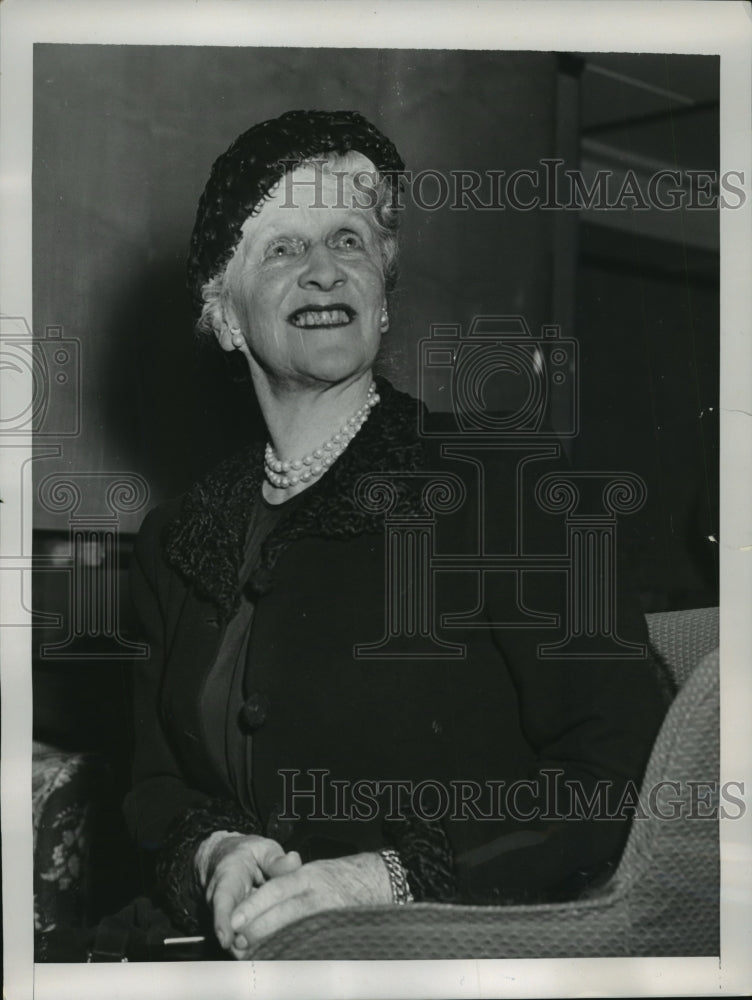 1953 Press Photo Lady Nancy Astor arrives on the liner media - nef58998
