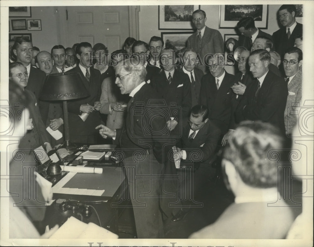 1933 Press Photo J.Ramsay MacDonald flanked with White House Correspondents
