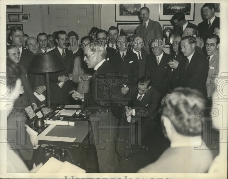 Load image into Gallery viewer, 1933 Press Photo J.Ramsay MacDonald flanked with White House Correspondents
