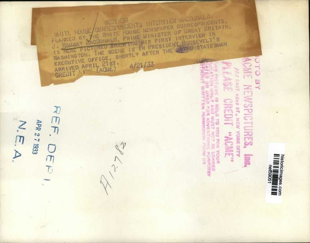 1933 Press Photo J.Ramsay MacDonald flanked with White House Correspondents