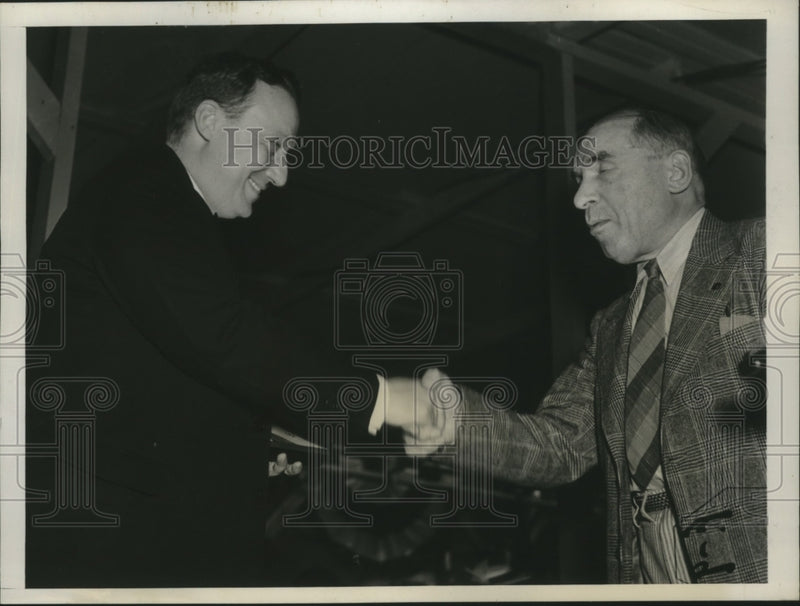 Load image into Gallery viewer, 1938 Press Photo Gov.George H. Earle of Pennsylvania greet Rep. Sol Bloom of N.Y
