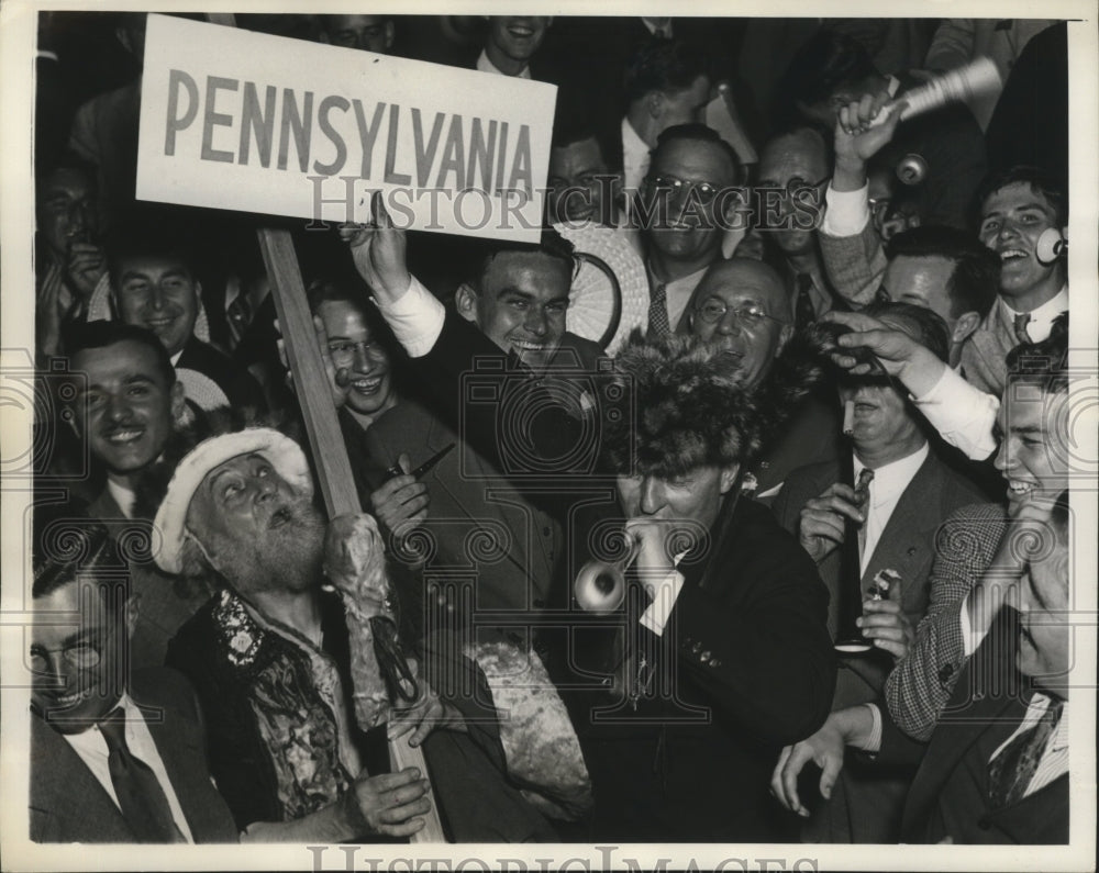 1936 Press Photo George H. Earle wearing a Daniel Boone hat and blowing a horn
