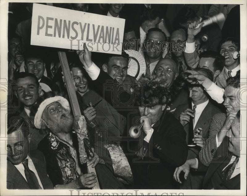 Load image into Gallery viewer, 1936 Press Photo George H. Earle wearing a Daniel Boone hat and blowing a horn
