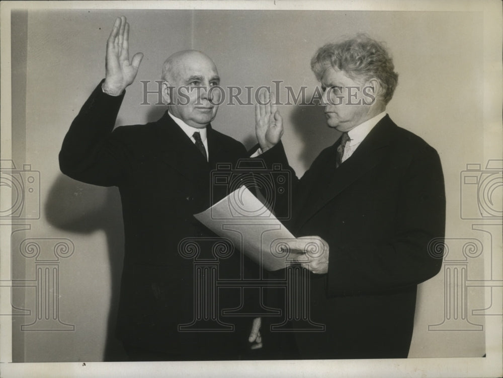 1934 Press Photo Frank F. Merriam sworn in as California Governor - nef59090