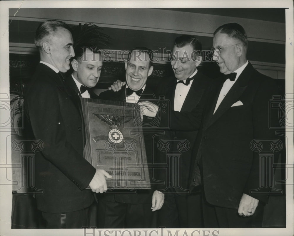 1941 Press Photo National Safety Plaque awarded to Kansas City Mo - nef59111