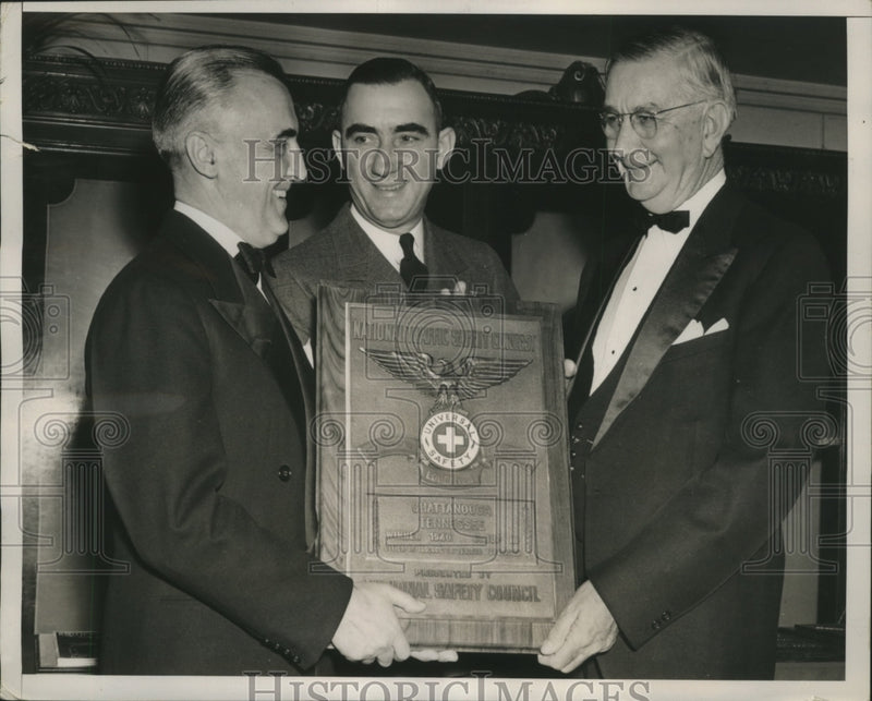 Load image into Gallery viewer, 1941 Press Photo Chattanooga, Tennessee wins safety prize - nef59113

