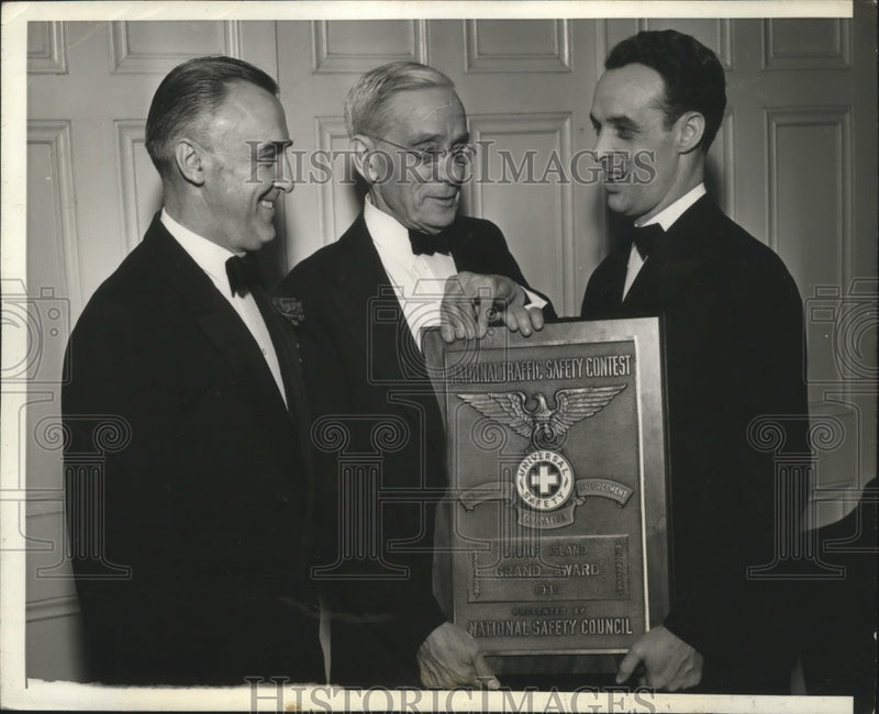 Load image into Gallery viewer, 1940 Press Photo Stillwell presenting the Council's Grand Award for safety
