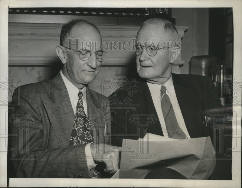 Load image into Gallery viewer, 1946 Press Photo Thomas Linder, I.E. McDonald at Senate Cotton Investigation

