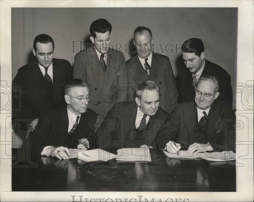 1946 Press Photo Contract ends threat of telephone strike among workers