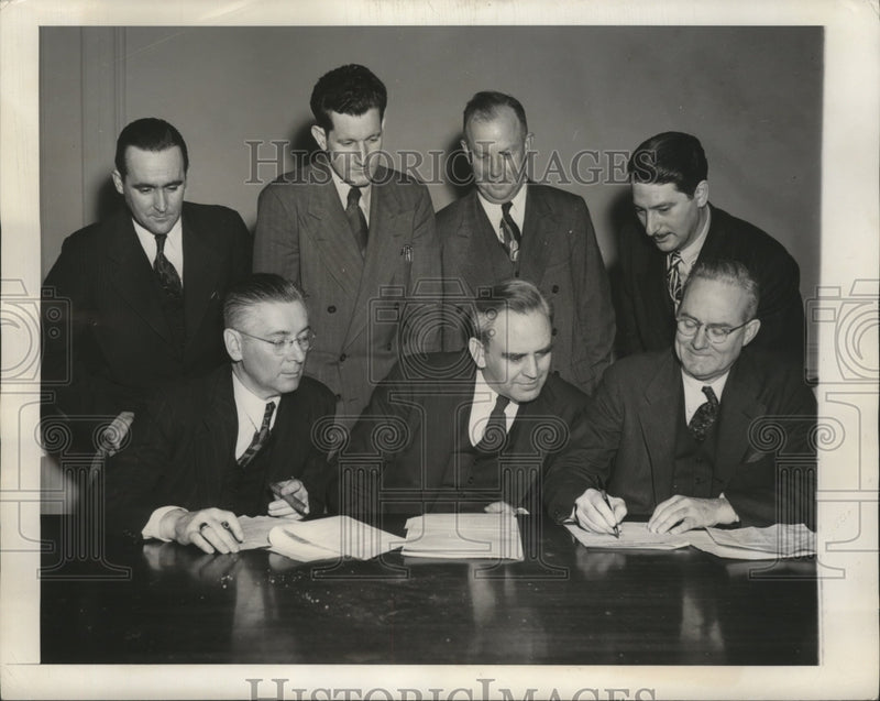 Load image into Gallery viewer, 1946 Press Photo Contract ends threat of telephone strike among workers
