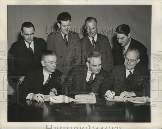 1946 Press Photo Contract ends threat of telephone strike among workers