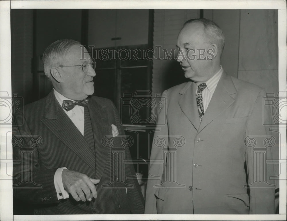 1943 Press Photo Marvin Jones discusses subsidy plans with Robert Wagner