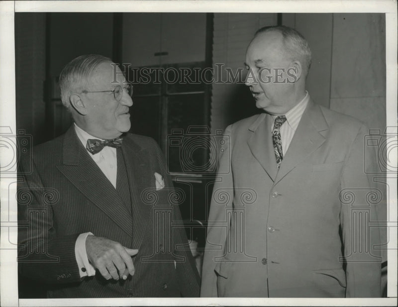 Load image into Gallery viewer, 1943 Press Photo Marvin Jones discusses subsidy plans with Robert Wagner

