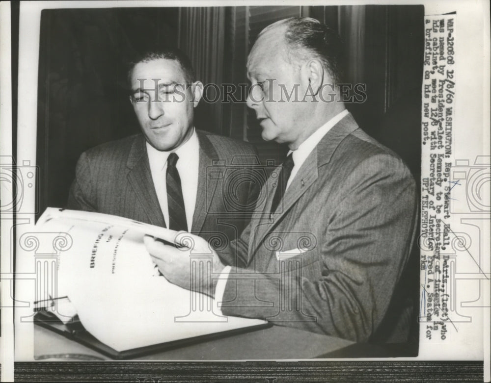 1960 Press Photo Stewart Udall meets with Fred A. Seaton for a briefing