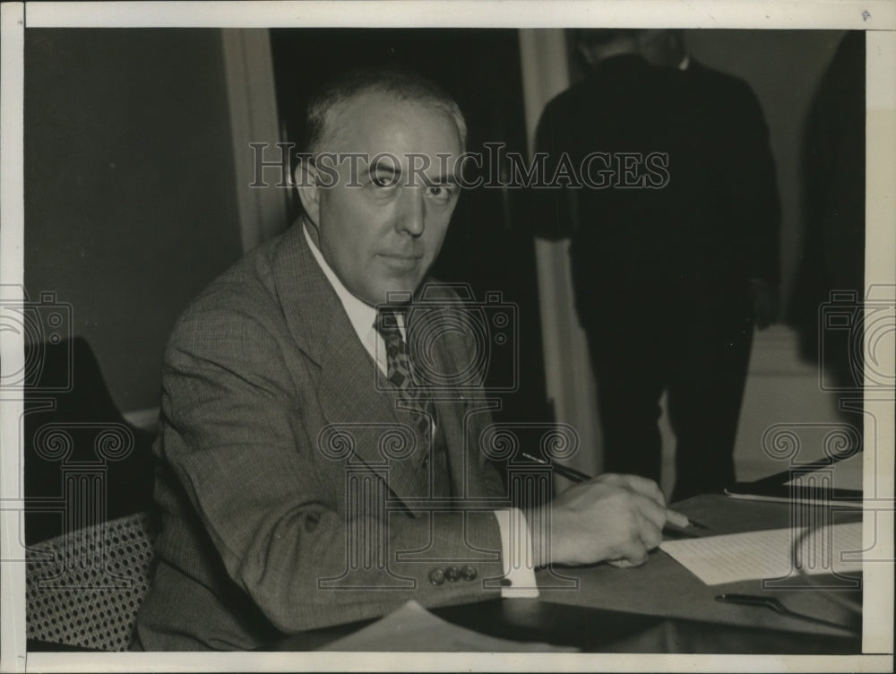 1938 Press Photo Cyril B. Urham at his desk in the Treasury Department