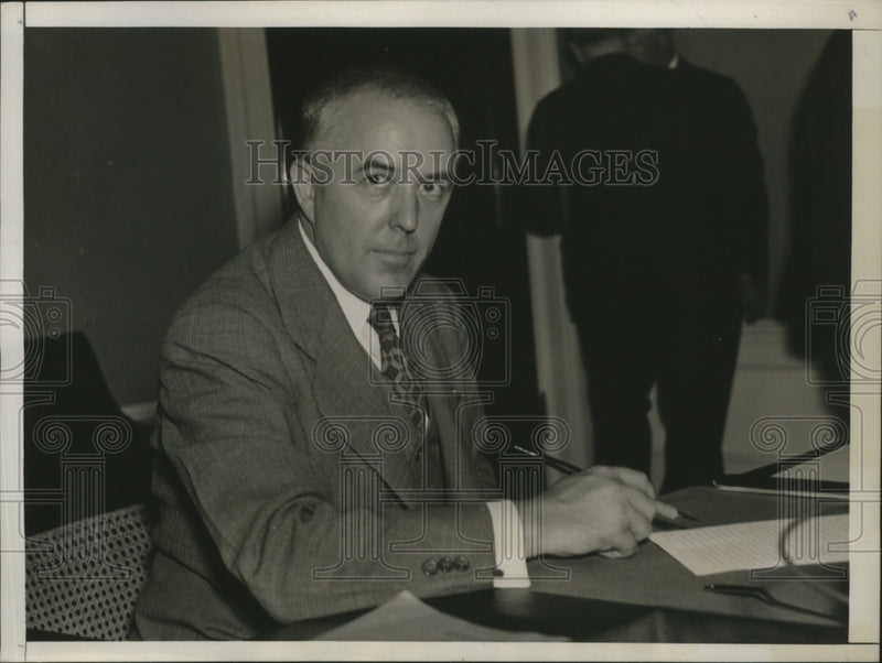 Load image into Gallery viewer, 1938 Press Photo Cyril B. Urham at his desk in the Treasury Department

