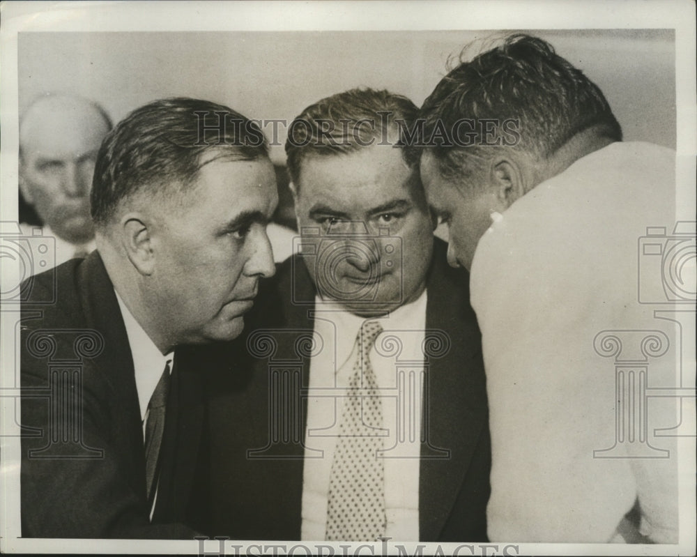 1933 Press Photo Urschel, Keenan, Hyde in conference during a recess in trial