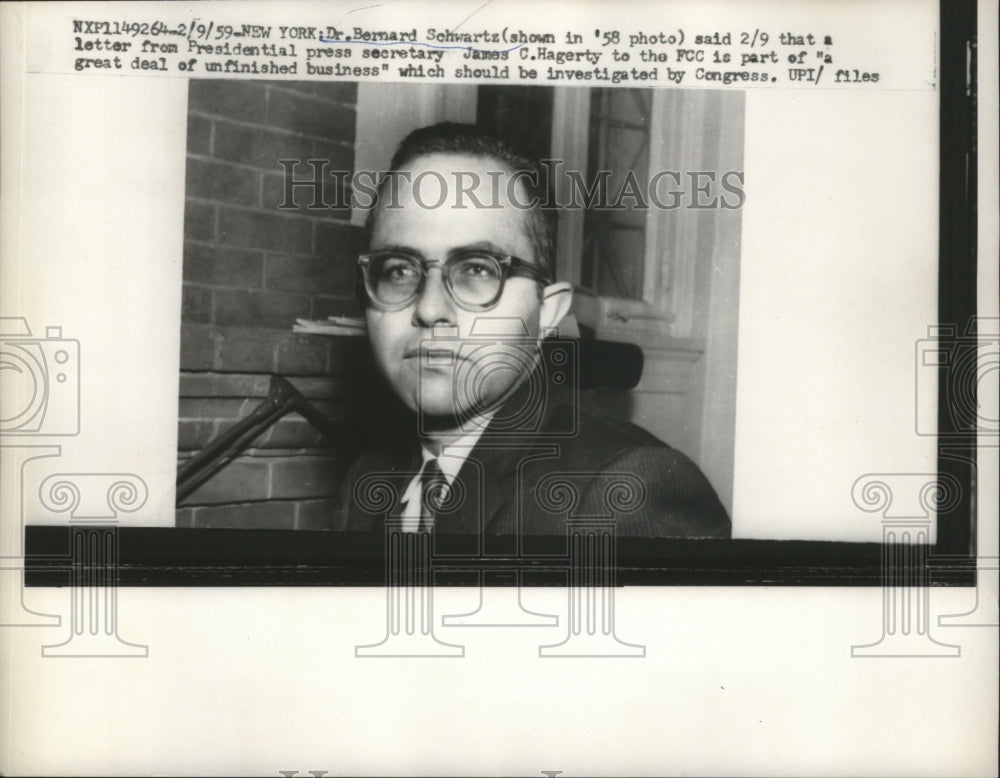 1959 Press Photo Dr. Bernard Schwartz investigate letter from Sec.Hagerty to FCC