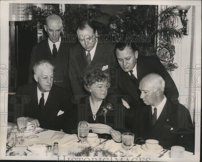 Load image into Gallery viewer, 1939 Press Photo Silcox, Rogers, Gibson, Tobey, Danaher, Bridges at a luncheon
