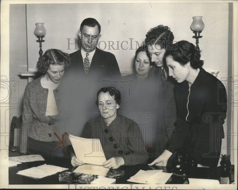 Load image into Gallery viewer, 1937 Press Photo Dixie Graves prepares for special congress session - nef59219
