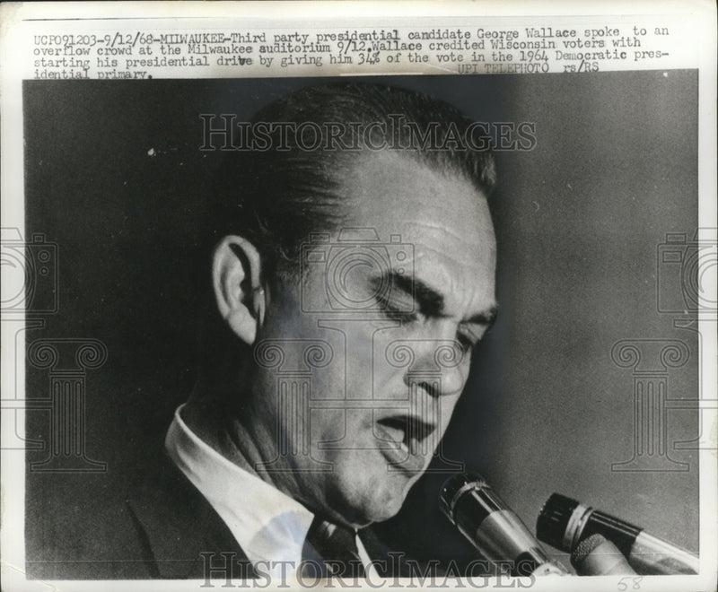 Load image into Gallery viewer, 1968 Press Photo George Wallace speaks to a crowd at the Milwaukee Auditorium
