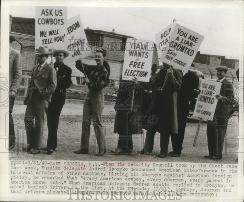 Load image into Gallery viewer, 1940 Press Photo Cowboys, doormen, taxi drivers picket Andrei Gromyko
