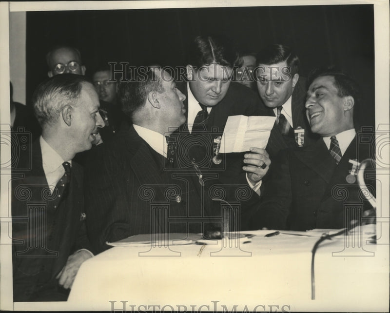 Load image into Gallery viewer, 1939 Press Photo United Automobile Workers Union get heads together - nef59247
